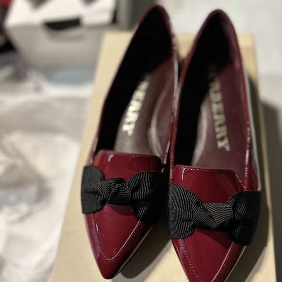 Burberry Flats - Picture 1 of 2